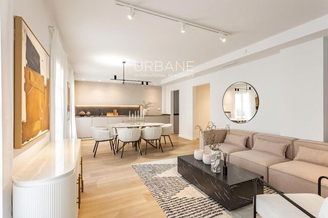 Stylish 121 m² Apartment with Pool in the Heart of Carrer Tallers, Barcelona