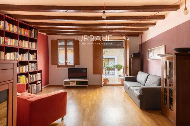 Charming 3-Bedroom Apartment with Wooden Beams & Balcony in the Heart of Ciutat Vella – 100 m²