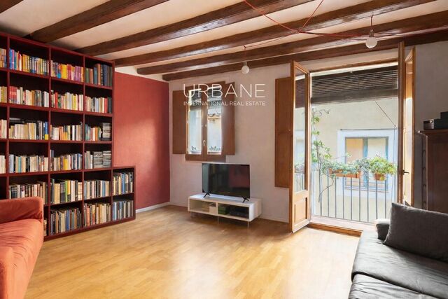 Charming 3-Bedroom Apartment with Wooden Beams & Balcony in the Heart of Ciutat Vella – 100 m²