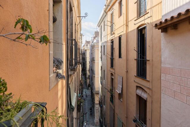 Charming 3-Bedroom Apartment with Wooden Beams & Balcony in the Heart of Ciutat Vella – 100 m²