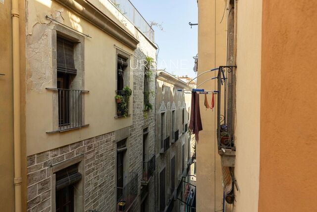Charming 3-Bedroom Apartment with Wooden Beams & Balcony in the Heart of Ciutat Vella – 100 m²