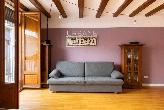 Charming 3-Bedroom Apartment with Wooden Beams & Balcony in the Heart of Ciutat Vella – 100 m²