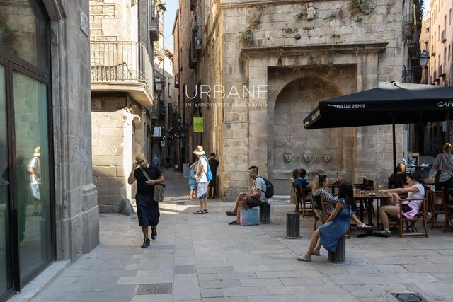 Charming 3-Bedroom Apartment with Wooden Beams & Balcony in the Heart of Ciutat Vella – 100 m²