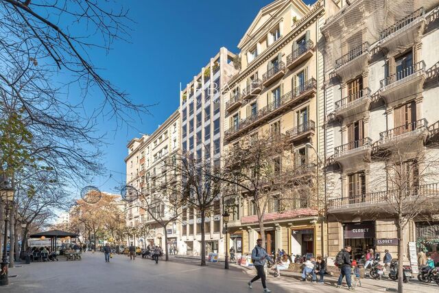 Encisador Apartament Modernista de 5 Dormitoris a prop de Passeig de Gràcia, Barcelona