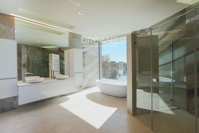 Lujosa villa de 5 dormitorios en primera línea de golf a una hora de Barcelona