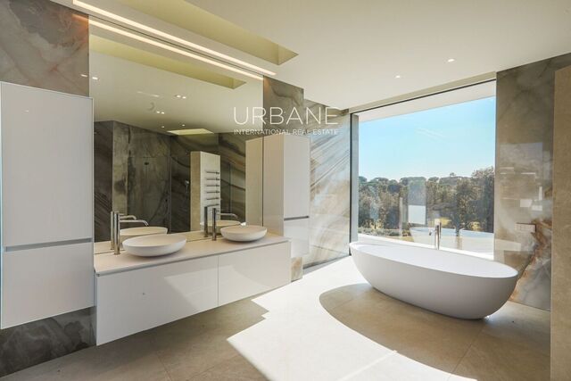 Lujosa villa de 5 dormitorios en primera línea de golf a una hora de Barcelona