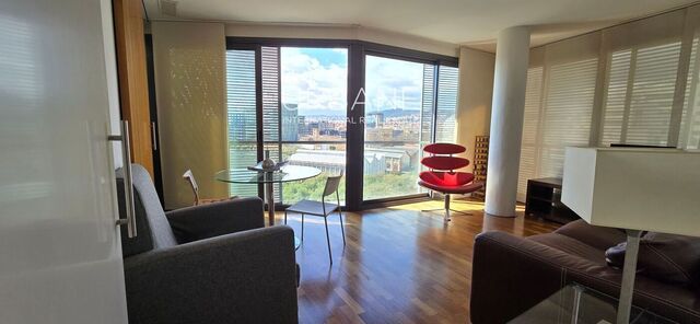 Luminoso piso de 2 dormitorios con vistas al parque, balcón y ubicación privilegiada en Poblenou