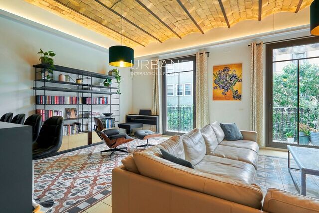 Se vende lujoso apartamento de tres habitaciones y tres baños, totalmente reformado con materiales de alta calidad, en L´Eixample Dreta de Barcelona