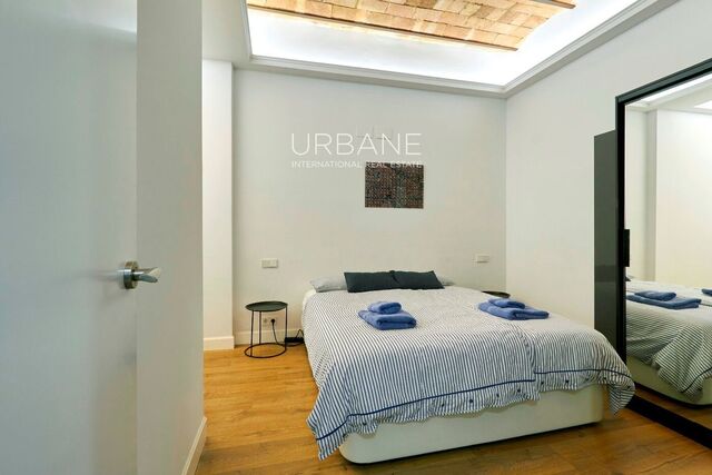 Se vende lujoso apartamento de tres habitaciones y tres baños, totalmente reformado con materiales de alta calidad, en L´Eixample Dreta de Barcelona