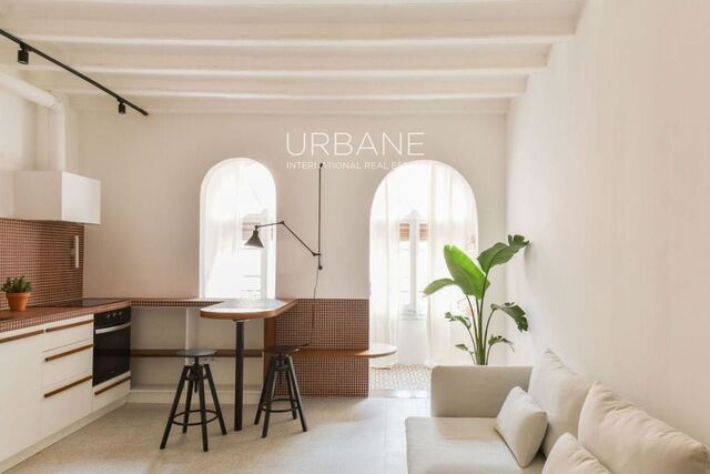 Appartement minimaliste rénové à Barcelone dans un endroit calme, plafonds catalans, idéal pour la détente et l'accès à la ville.