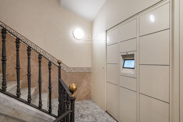 Spectacular renovated duplex apartment with terrace for sale in Eixample
