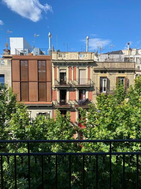 Lujoso Piso Renovado de 2 Habitaciones en Venta en Eixample Barcelona