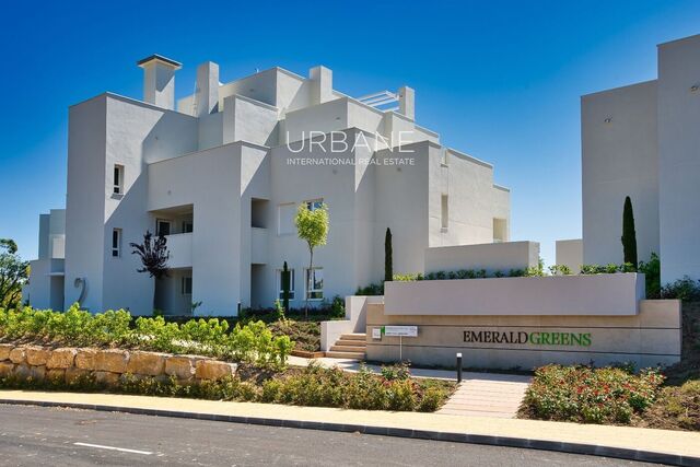 Apartamento de 2 habitaciones en venta en San Roque, Cádiz, en un resort de golf.