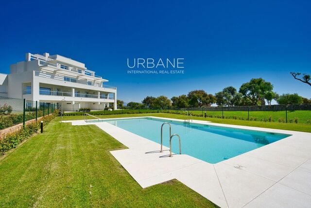 Apartamento de 2 habitaciones en venta en San Roque, Cádiz, en un resort de golf.