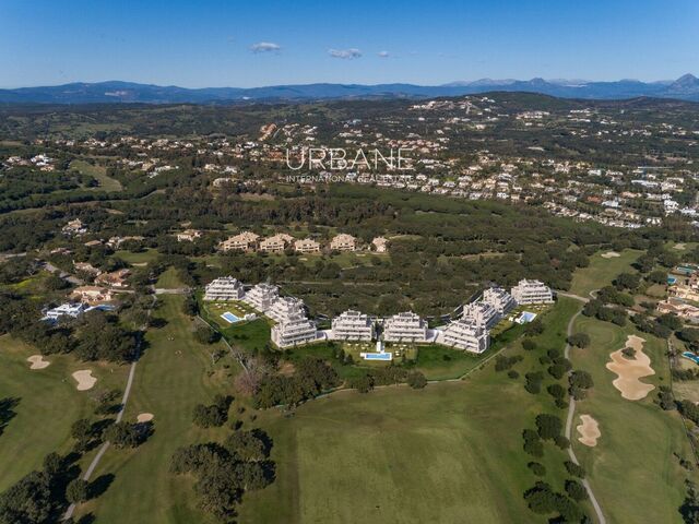 Apartamento de 2 habitaciones en venta en San Roque, Cádiz, en un resort de golf.