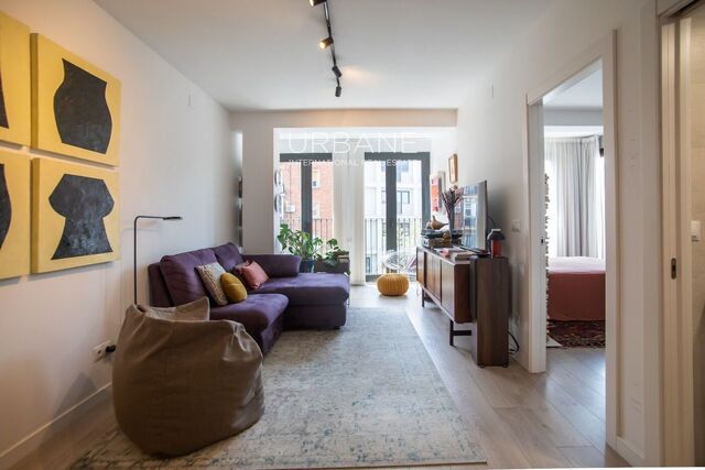 Atemberaubendes 2-Schlafzimmer Juwel mit Dachterrassen-Oase in Maragall, Barcelona