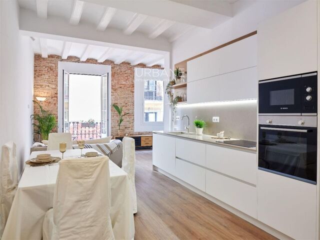 Modern 2-Bedroom Apartment with Terrace for Sale in University Area, Barcelona