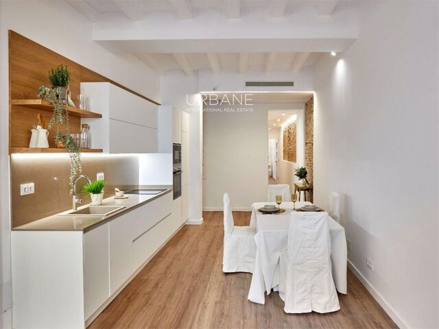 Piso de 2 Dormitorios, 2 Baños con 2 balcones entre Sant Antoni y Eixample, Barcelona