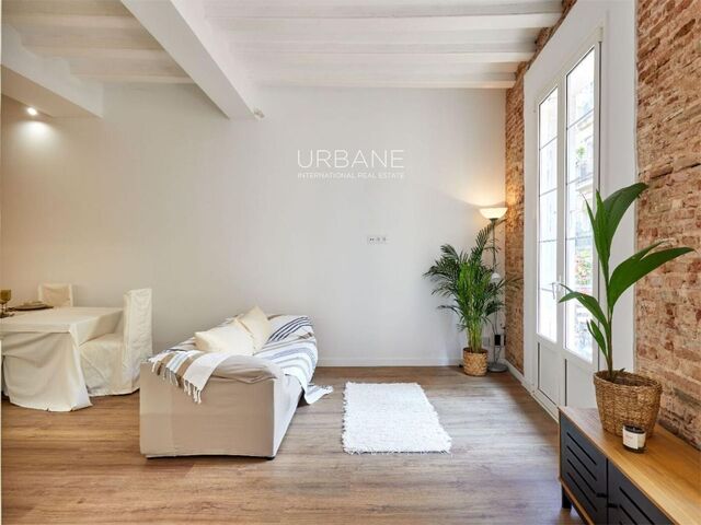 Modern 2-Bedroom Apartment with Terrace for Sale in University Area, Barcelona