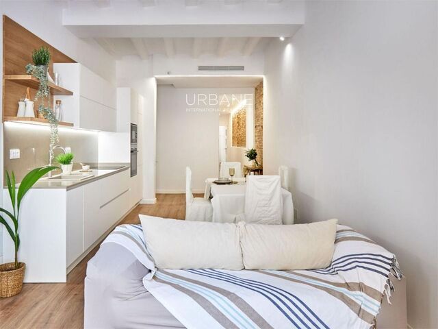 Modern 2-Bedroom Apartment with Terrace for Sale in University Area, Barcelona