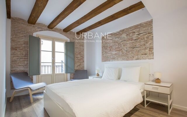 Exquisite 2-Bedroom Apartment for Sale in El Born, Barcelona - Modern Comfort and Historical Charm