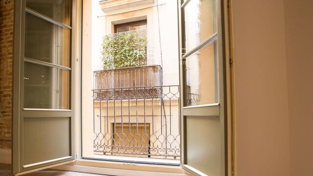 Exquisito Apartamento de 2 Dormitorios en Venta en El Born, Barcelona - Confort Moderno y Encanto Histórico