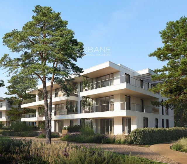 Lujoso Piso de 3 Habitaciones en Venta en el Golf Resort de Salou con Piscina y Jardín