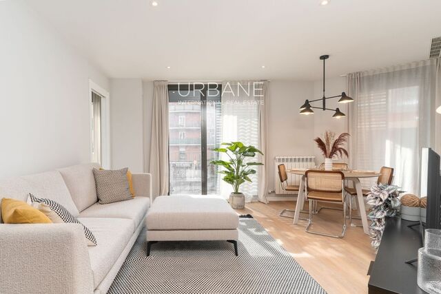 New Duplex Apartment with Three Bedrooms for Sale in Plaça Catalana, Barcelona - Ready to Move In
