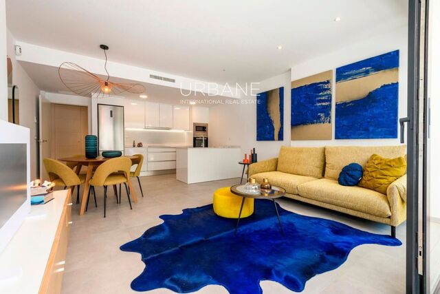 Pis de luxe amb 3 habitacions a Seagardens amb balcó i pati
