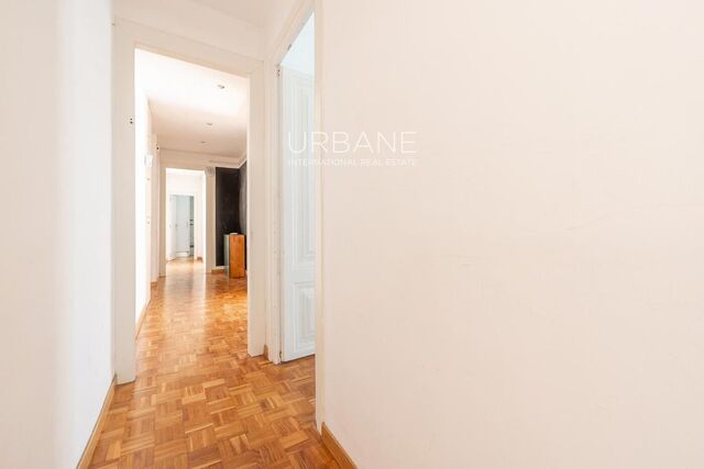 Oportunidad de Reforma: Piso de 3 Dormitorios en Ciutat Vella, Barcelona – 98 m²