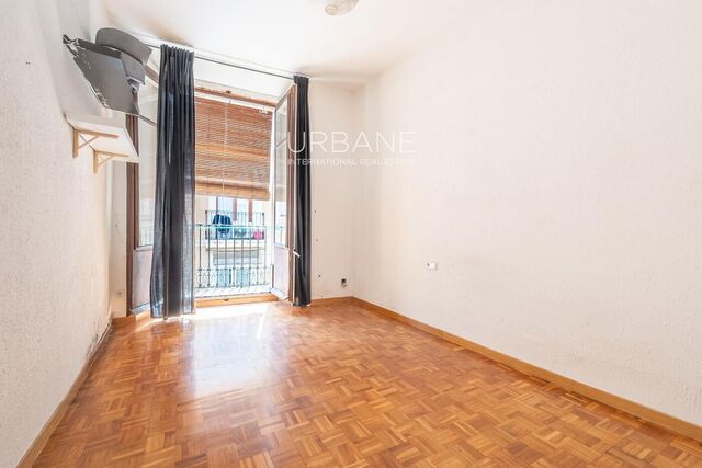 Renovation Opportunity: 3-Bedroom Flat in Ciutat Vella, Barcelona – 98 sqm