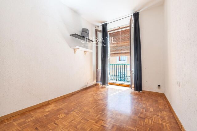 Renovation Opportunity: 3-Bedroom Flat in Ciutat Vella, Barcelona – 98 sqm