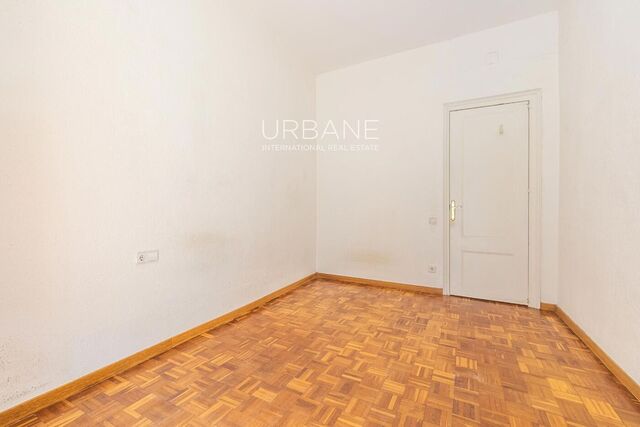 Renovation Opportunity: 3-Bedroom Flat in Ciutat Vella, Barcelona – 98 sqm