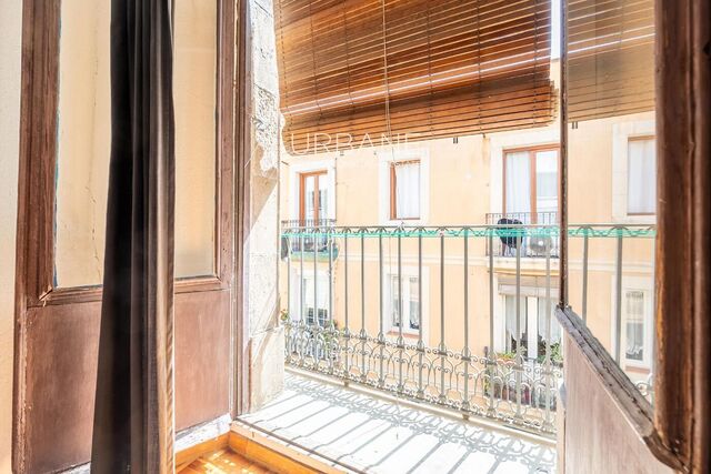 Oportunidad de Reforma: Piso de 3 Dormitorios en Ciutat Vella, Barcelona – 98 m²