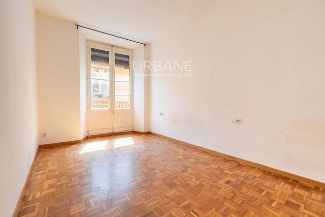 Oportunidad de Reforma: Piso de 3 Dormitorios en Ciutat Vella, Barcelona – 98 m²