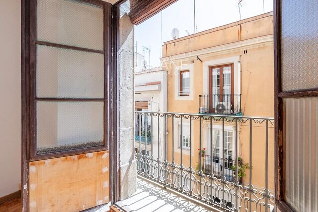 Opportunité de Rénovation : Appartement de 3 Chambres à Ciutat Vella, Barcelone – 98 m²