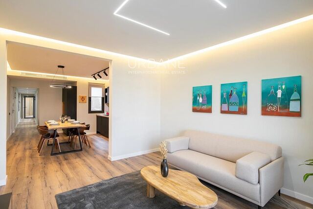 Luxury 2-Bedroom Apartment with Private Patio in Eixample Izquierdo, Barcelona