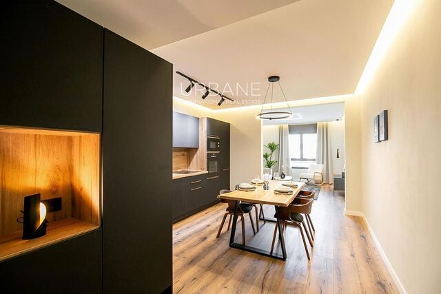 Luxury 2-Bedroom Apartment with Private Patio in Eixample Izquierdo, Barcelona