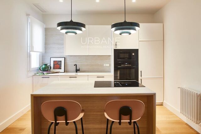 Appartement de luxe rénové de 171 m² à vendre dans l'Eixample Dreta, Barcelone, avec 3 chambres en suite et vue sur la Sagrada Família