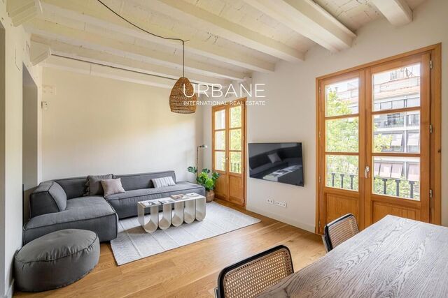 Fantastic two-bedroom apartment just steps from the Arc de Triomf.