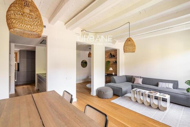 Fantastic two-bedroom apartment just steps from the Arc de Triomf.