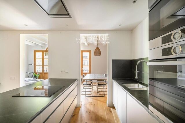 Fantastic two-bedroom apartment just steps from the Arc de Triomf.