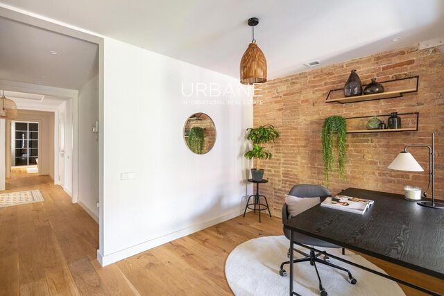 Fantastic two-bedroom apartment just steps from the Arc de Triomf.