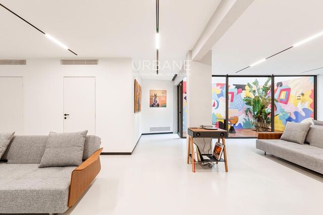 Apartamento Recién Renovado, con 2 Patios y Obras de Arte Disponibles en el Corazón de Ciutat Vella, Barcelona