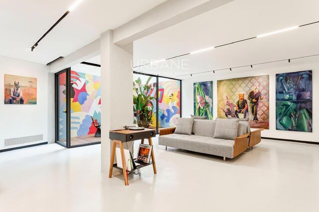 Stunning Renovated Apartment with Artworks and 2 Patios in the Heart of Ciutat Vella, Barcelona