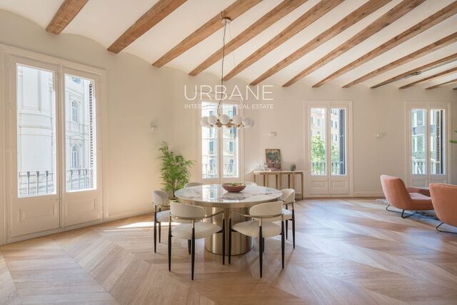 Luxurious 3-Bedroom 4 bath Apartment in Eixample Right – Spacious, Renovated, 6 Balconies