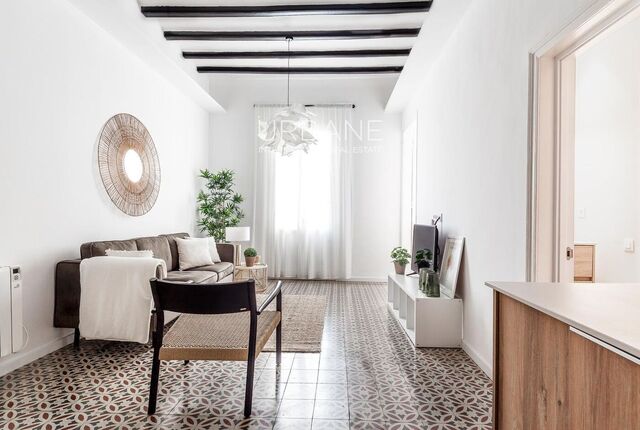 Charming Four-Bedroom Apartment for Sale in Eixample Derecho, Barcelona