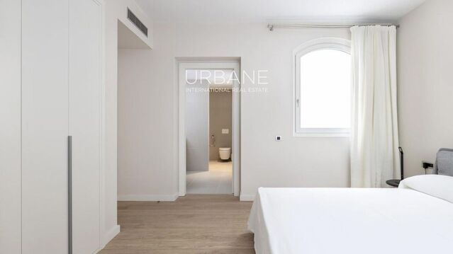 Elegant Apartament de 3 Habitacions a Primera Línia de Platja al Gòtic de Barcelona