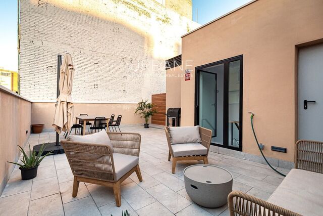 Fabuloso Atico con Terraza Privada y 2 Dormitorios en Alquiler en Poble Sec