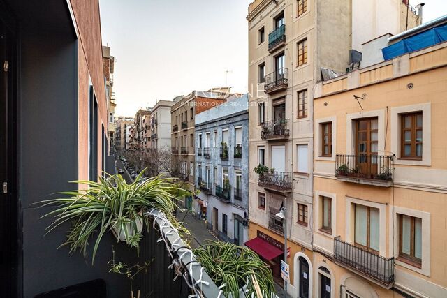 Fabuloso Atico con Terraza Privada y 2 Dormitorios en Alquiler en Poble Sec